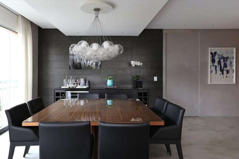 35. Sala de jantar com parede preta e cadeiras de couro – Foto Hildebrand Silva Arquitetura