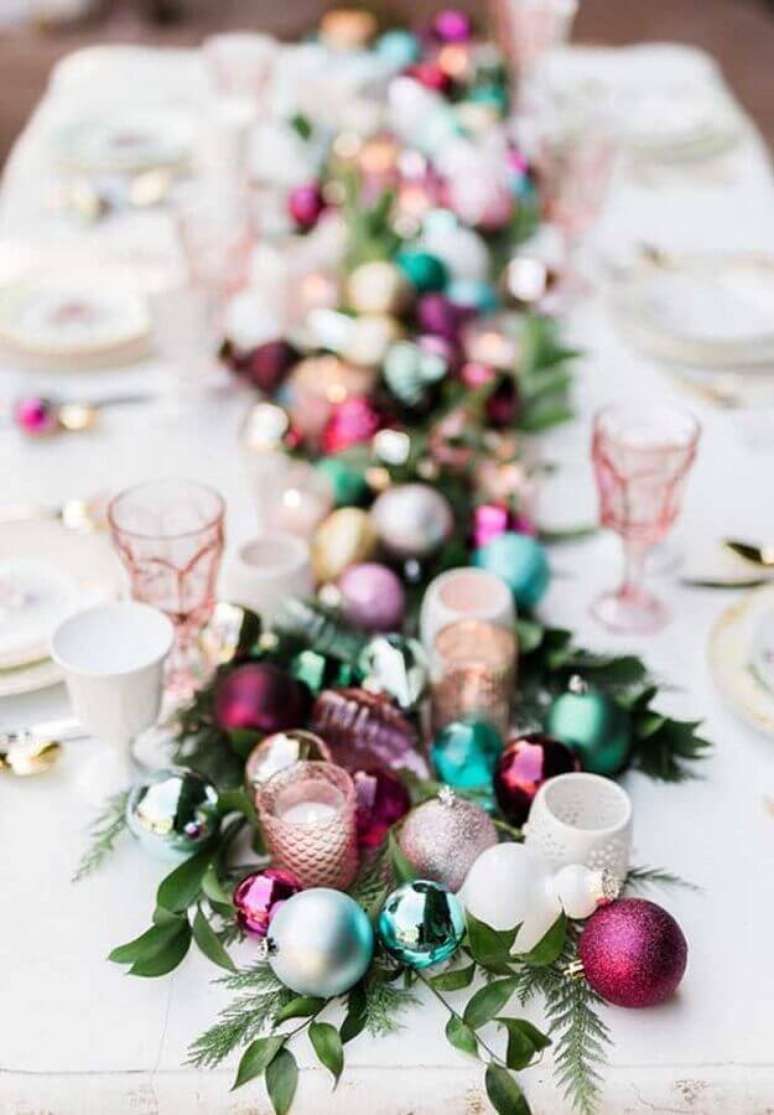 16. Bolas de natal para arranjo de mesa para ceia natalina &ndash; Foto: DecorGan