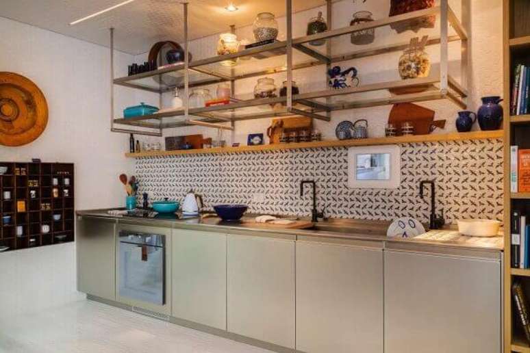 15. Cozinha grande com cuba gourmet dupla e torneira preta da DECA &ndash; Projeto Marina Linhares