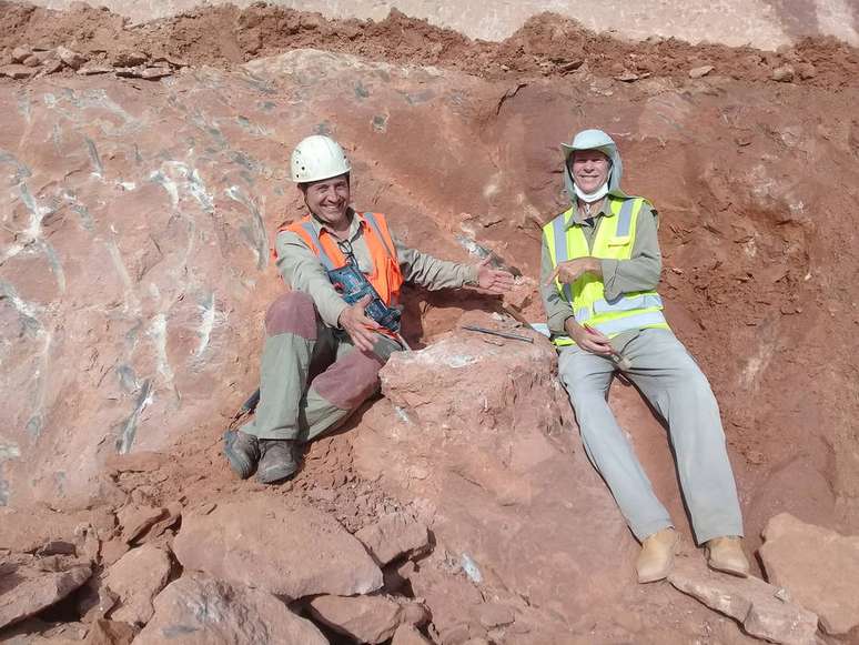 Geólogo Nilson Bernardi e paleontólogo William Nava junto ao fêmur encontrado próximo a Marília, interior de São Paulo
