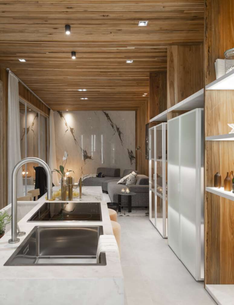 2. Cozinha moderna com cuba gourmet inox na bancada de mármore branco – Projeto Michael Zanghelini e Foto Lio Simas