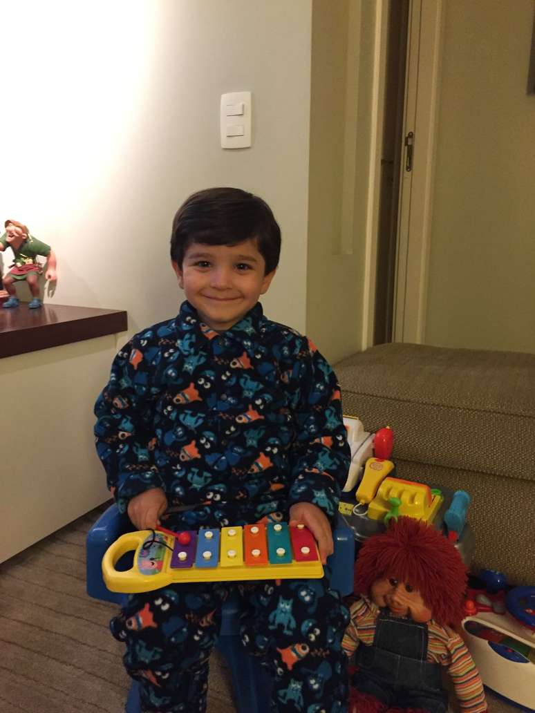 Gustavo-aprendendo-a-tocar-os-instrumentos-com-apenas-tres-anos