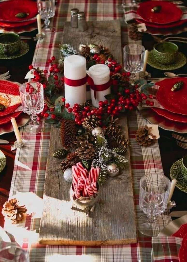 25. Decora&ccedil;&atilde;o cl&aacute;ssica para mesa de ceia natalina com velas e pinhas &ndash; Foto: Bon Expose
