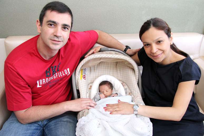 Luciane-Saldanha-com-o-filho-Gustavo-e-o-marido-na-saida-da-maternidade
