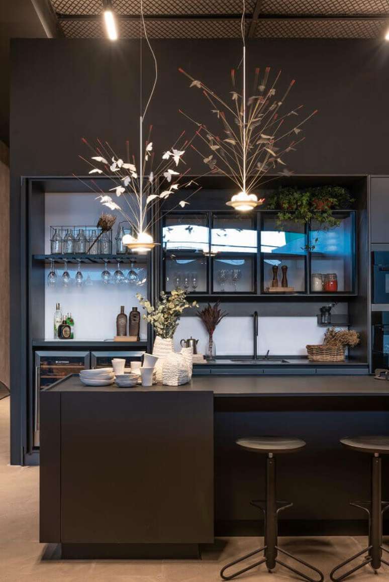 9. Cuba gourmet para cozinha moderna com bancada cinza e banqueta &ndash; Foto Salvador Cordaro Projeto Leo Shehtman