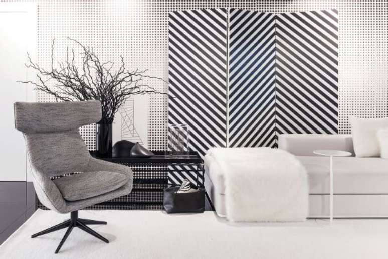 2. Sala com biombo preto e branco – Foto Decorar 360