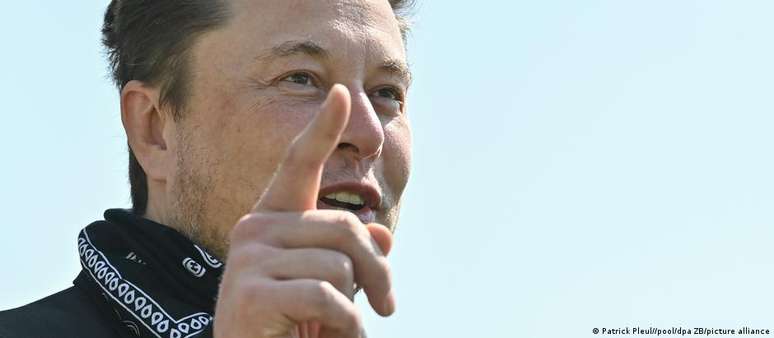 "Eu s&oacute; tenho a&ccedil;&otilde;es, ent&atilde;o a minha &uacute;nica maneira de pagar impostos &eacute; vendendo a&ccedil;&otilde;es", escreveu Musk