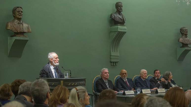 Acad&ecirc;micos da ABL no 118&ordm; anivers&aacute;rio da entidade