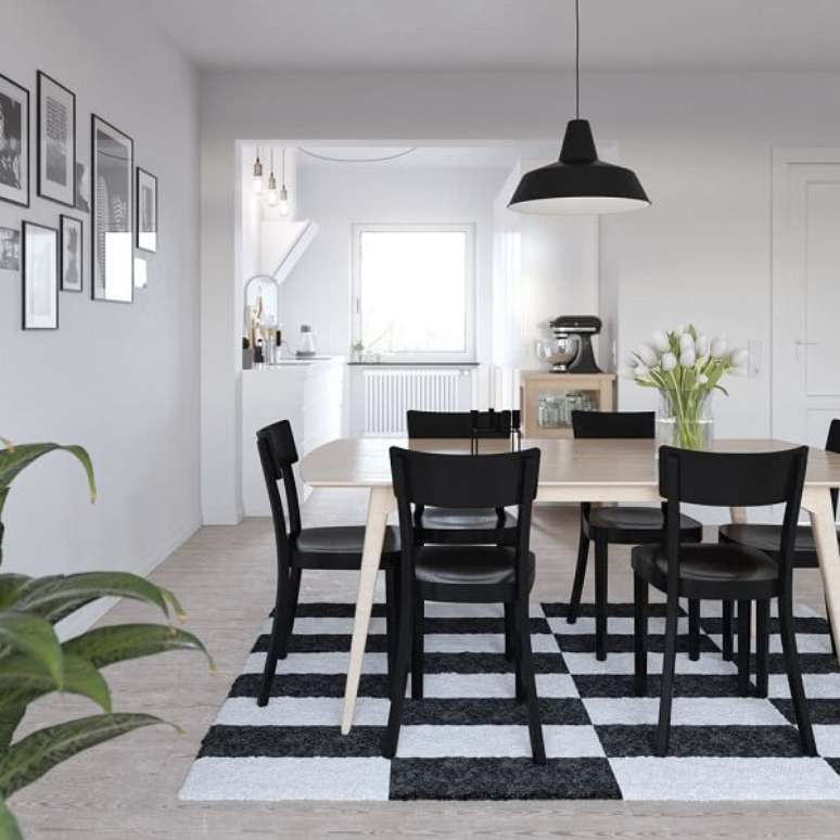 41. Sala preta e branca com mesa de madeira – Foto Decor Facil
