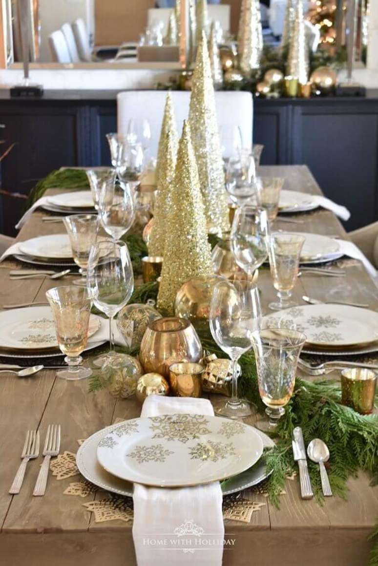 33. Decora&ccedil;&atilde;o de ceia natalina rustica com mini arvores e detalhes em dourado &ndash; Foto: Home with Holliday