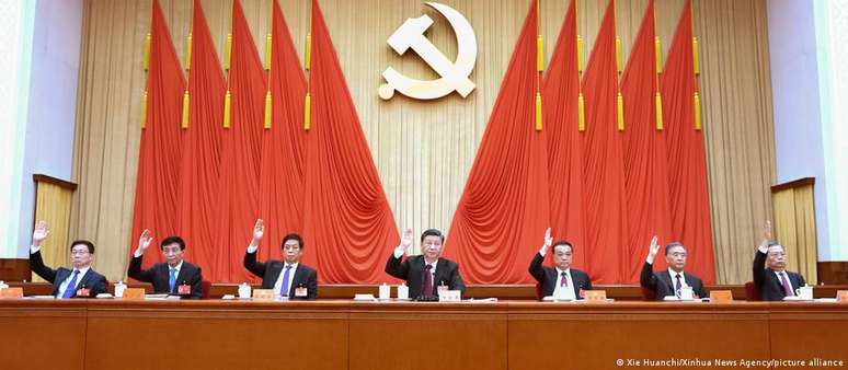 Desde que assumiu a liderança da China, entre 2012 e 2013, Xi Jinping (centro da foto) atuou para centralizar o comando do país em sua figura