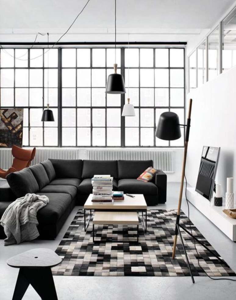 7. Sala preta e branca estilo industrial com janelas grandes – Foto Iaza Moveis