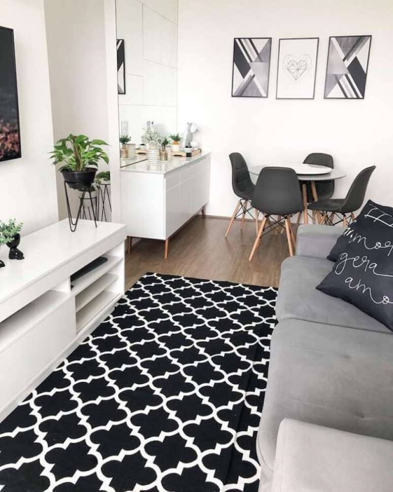 29. Sala de estar integrada com decora&ccedil;&atilde;o preta e branca &ndash; Foto APTO 182