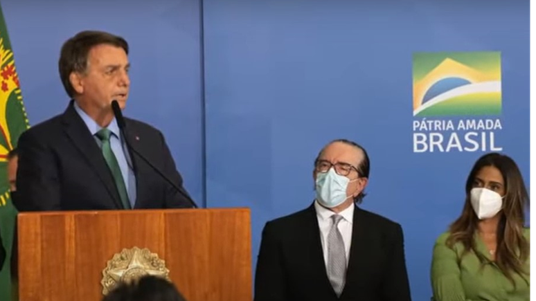 Bolsonaro em cerim&ocirc;nia no Pal&aacute;cio do Planalto com a ministra da Secretaria de Governo, Fl&aacute;via Arruda (D)