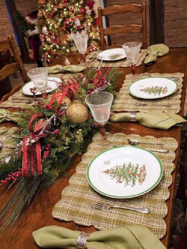 41. Decora&ccedil;&atilde;o r&uacute;stica com arranjo de mesa para ceia natalina &ndash; Foto: Houzz