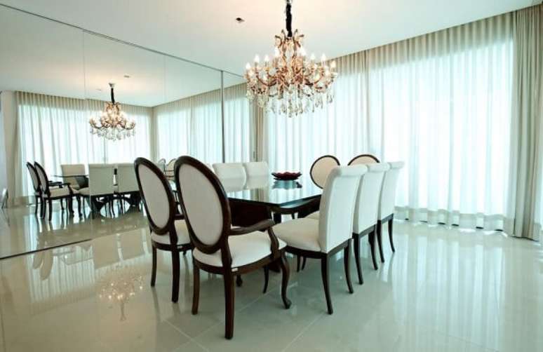36. Sala de jantar preta e branca com parede espelhada e cortina bege – Foto Ludmilla Coutinho