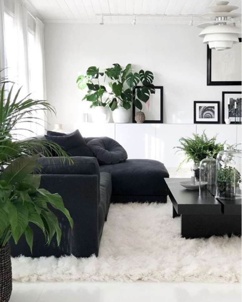 52. Sala preta e branca com vasos de plantas – Foto My Scandinavian Home