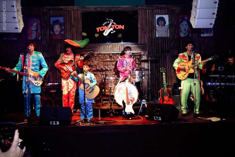 Gustavo se apresentando com a banda Hey Jude, no seu aniversário de sete anos.