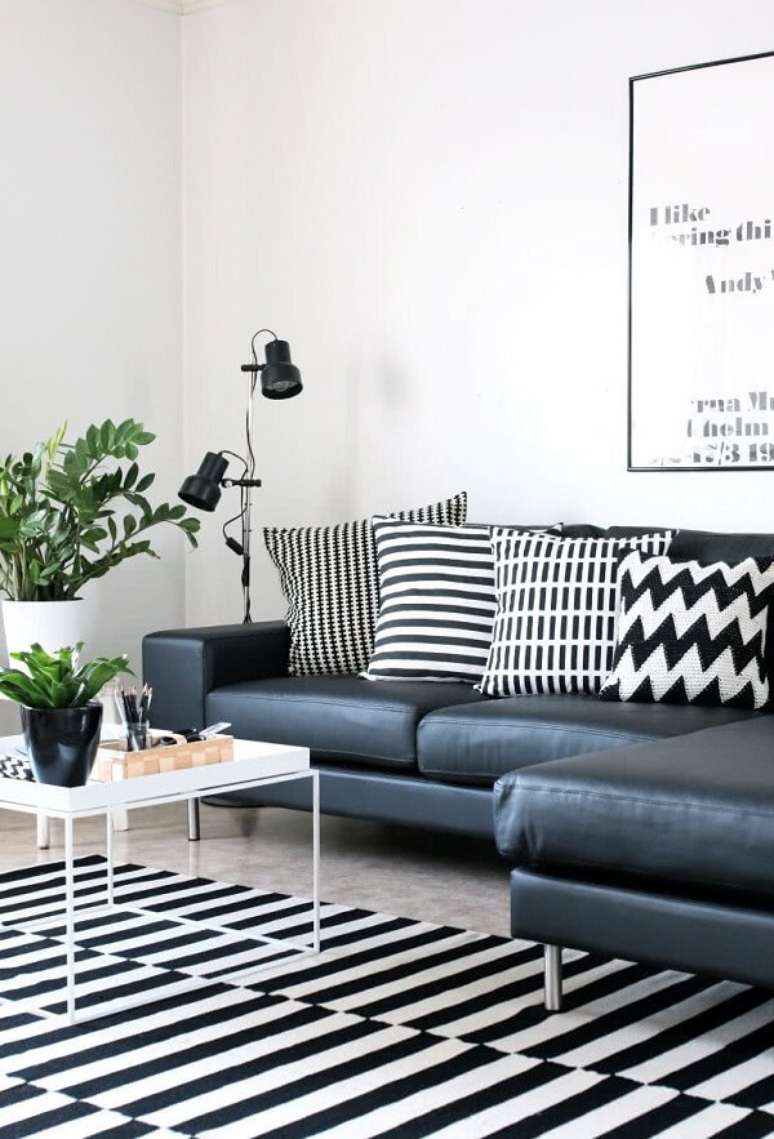 57. Sofá de couro na sala preta e branca moderna – Foto Decor Facil