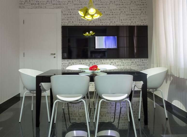 37. Sala de jantar preta e branca moderna com lustre amarelo -Foto Helen Grazote