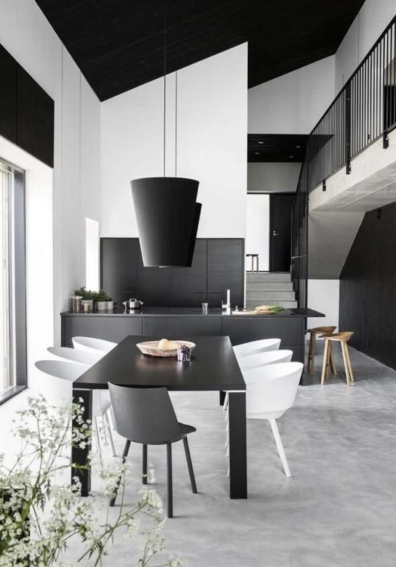44. Sala preta e branca com moveis planejados e cadeiras modernas – Foto Decor Facil