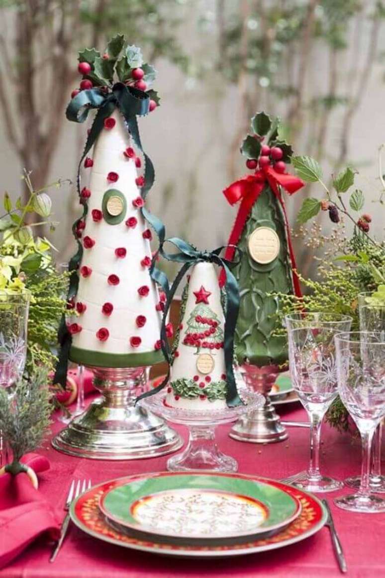 56. Mini pinheiros decorados para mesa de ceia natalina &ndash; Foto: Kenisa Home