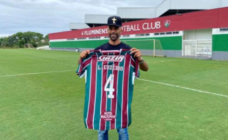 Leandro Euzébio recebeu camisa do Fluminense (Foto: Comunicação/FFC)
