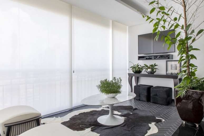 18. Decoração de sala preta e branca e mesa de centro oval – Foto MIS Arquitetura e Interiores