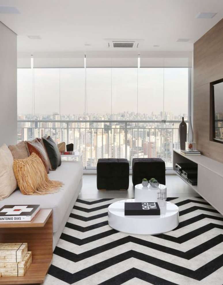 45. Sala preta e branca com painel de madeira e decoração neutra – Foto Casa Vogue