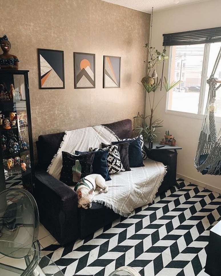 11. Sala preta e branca com tapete chevron e almofadas no sofá – Foto Daniel Considera