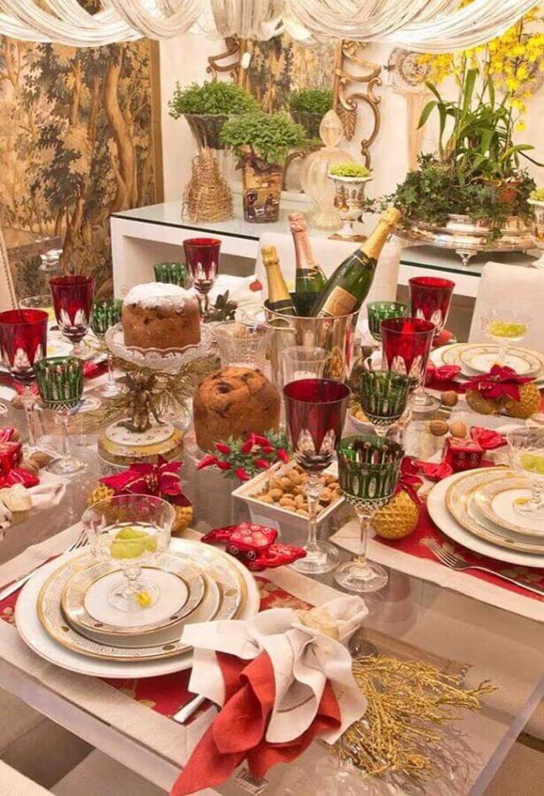 61. Ta&ccedil;as coloridas para decora&ccedil;&atilde;o de ceia natalina &ndash; Foto: Coutry Living Magazine