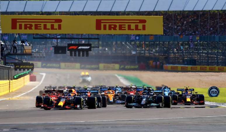 A largada da corrida sprint em Silverstone