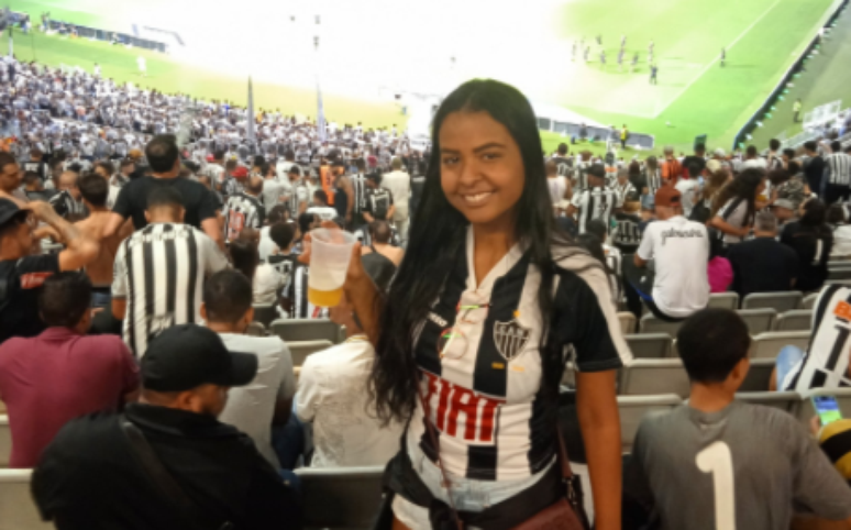 D&eacute;bora Cotta&nbsp;foi agarrada e beijada &agrave; for&ccedil;a por um homem durante&nbsp;o jogo do Atl&eacute;tico-MG contra o Corinthians