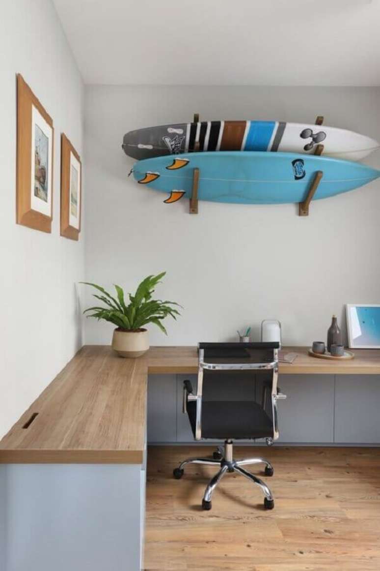 46. Escrit&oacute;rio decorado com bancada de trabalho de canto e pranchas de surf &ndash; Foto: Gabriela Toledo Arquitetura