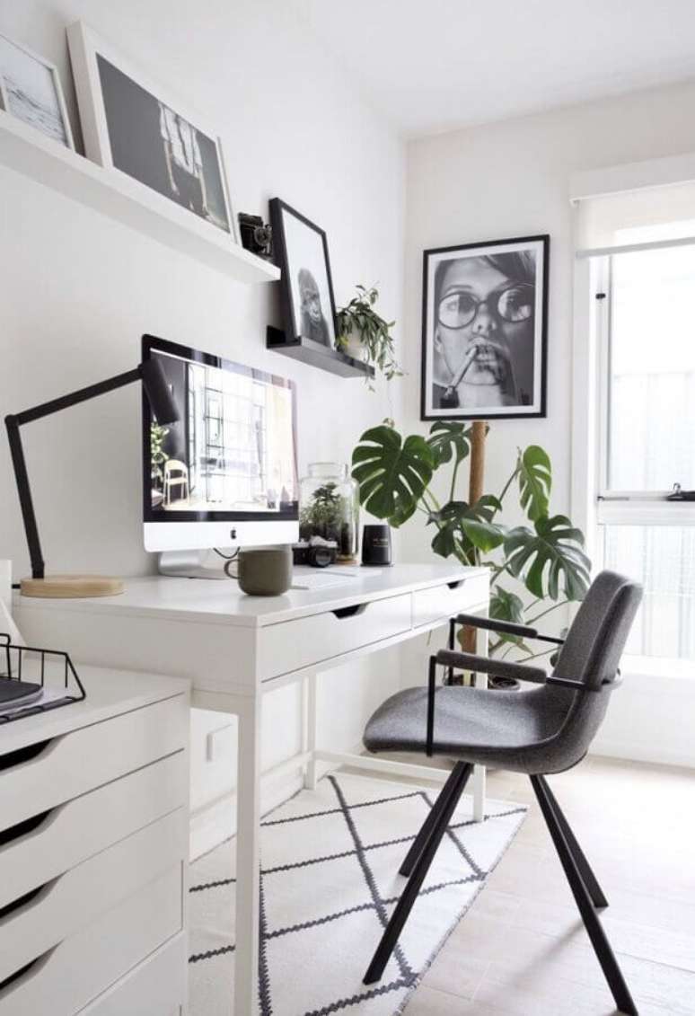 32. Decora&ccedil;&atilde;o clean com bancada de trabalho com gavetas &ndash; Foto: Anna Church Art