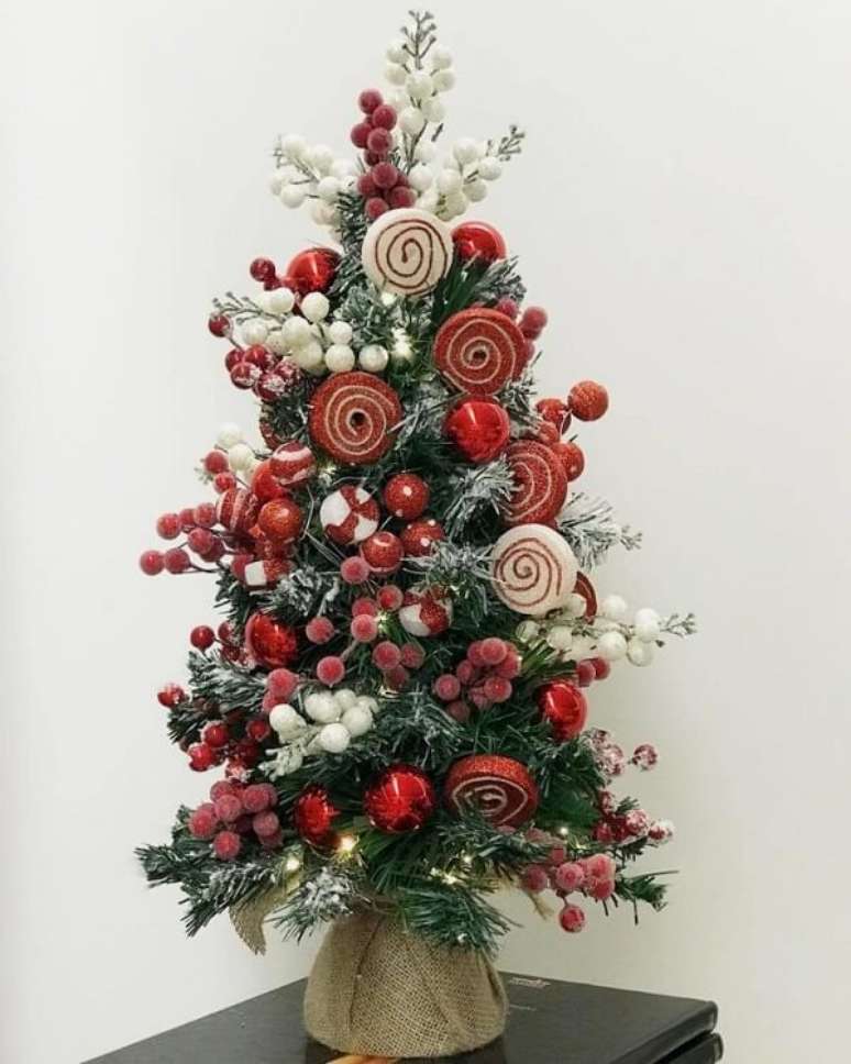 49. Mini árvore de natal para decorar mesa da sala de estar – Foto Fla Flores