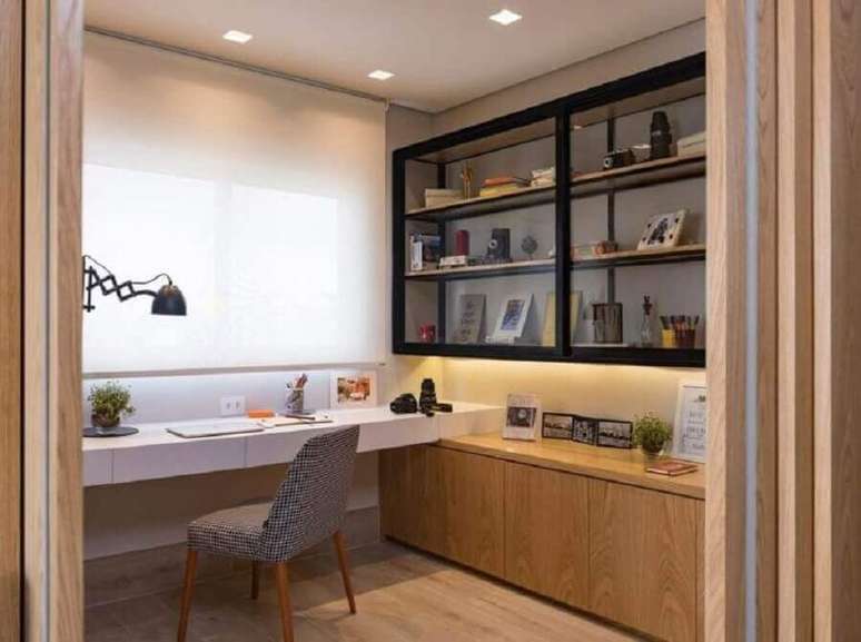 42. Decora&ccedil;&atilde;o de home office com bancada de trabalho suspensa e lumin&aacute;ria moderna &ndash; Foto: Lima Orsolini