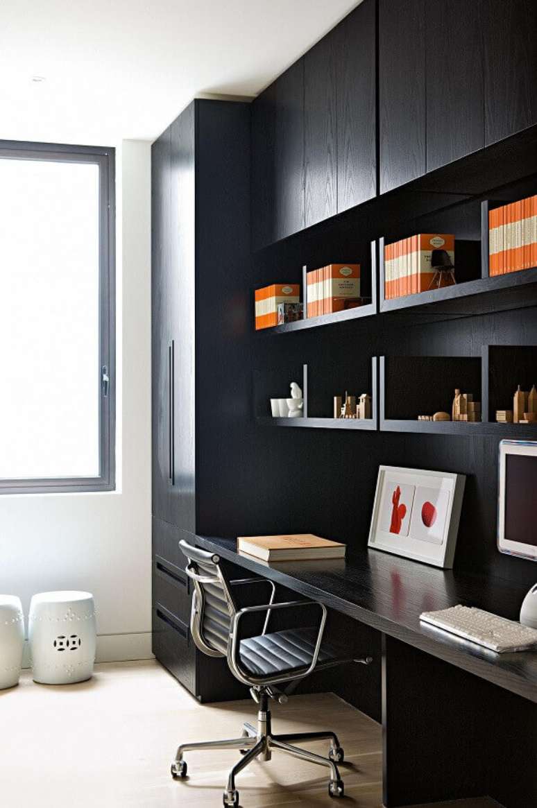 53. Escrit&oacute;rio preto e branco decorado com bancada de trabalho planejada com estante &ndash; Foto: Decostore