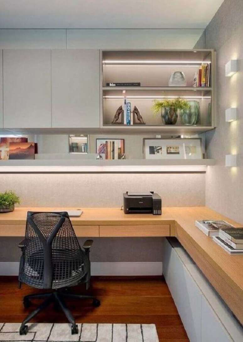 11. Arm&aacute;rio a&eacute;reo para decora&ccedil;&atilde;o de home office de canto com bancada de trabalho de madeira &ndash; Foto: Claudia Pimenta