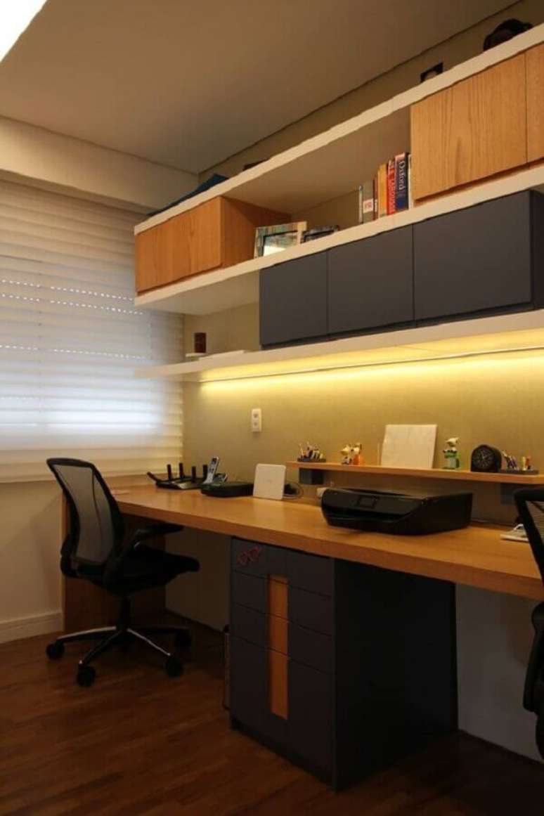 17. Bancada de trabalho de madeira para decora&ccedil;&atilde;o de escrit&oacute;rio planejado com arm&aacute;rio a&eacute;reo &ndash; Foto: Homify