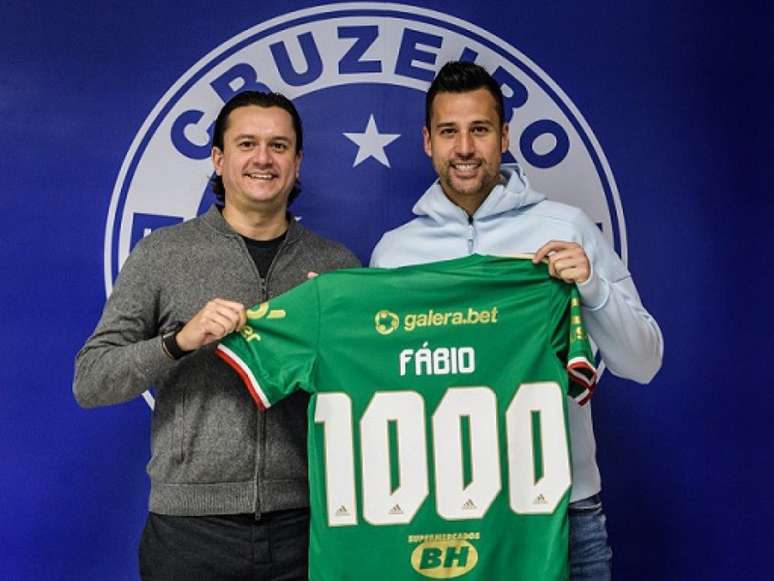 Fabio, ao lado do presidente Sérgio Santos Rodrigues, já recebeu uma camisa em alusão aos 1000 jogos que está perto de completar com a camisa azul-(Gustavo Aleixo/Cruzeiro)