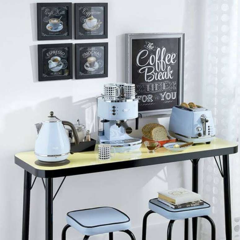 13. Cantinho de café estilo retrô com eletrodomésticos na cor azul e preto – Foto Tok Stock