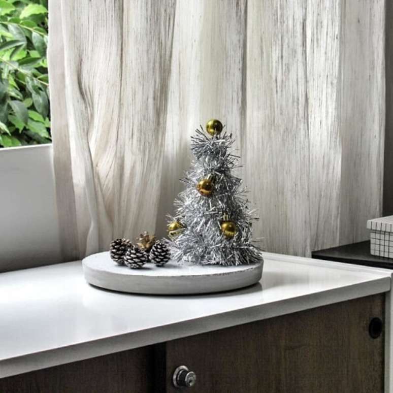 1. Decora&ccedil;&atilde;o minimalista com mini &aacute;rvore de natal prata e dourada &ndash; Foto Lady Linhares