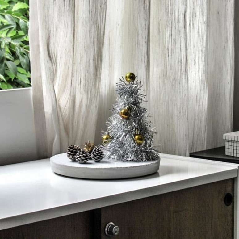 1. Decoração minimalista com mini árvore de natal prata e dourada – Foto Lady Linhares