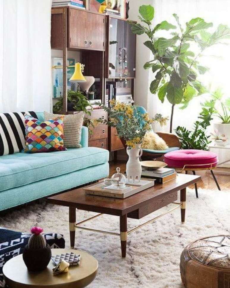 42. Estilo vintage com sofa azul e mesa de centro com pes de palito – Foto Emily Henderson