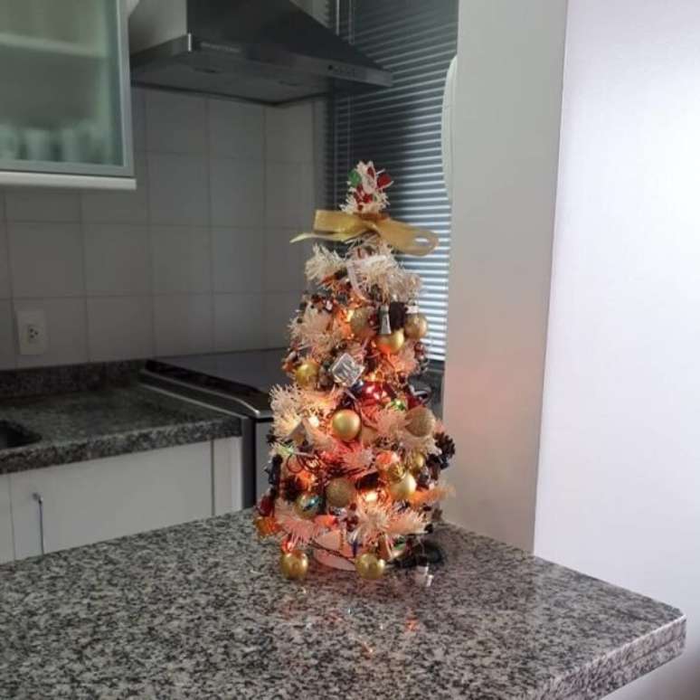 17. Bancada de cozinha com mini &aacute;rvore de natal iluminada -Foto Muro Gon&ccedil;alves