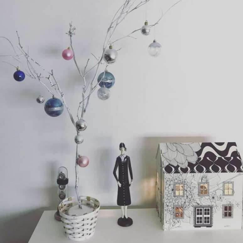 36. Mini árvore de natal branca feita apenas com galhos e bolas de natal coloridas – Foto Zoe de Camaris