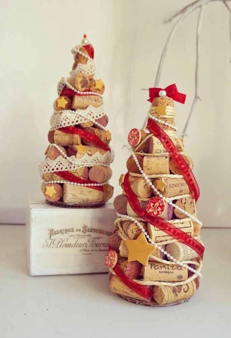 3. Mini árvore de natal feita com rolhas de vinho e fitas vermelhas – Foto Decor Facil