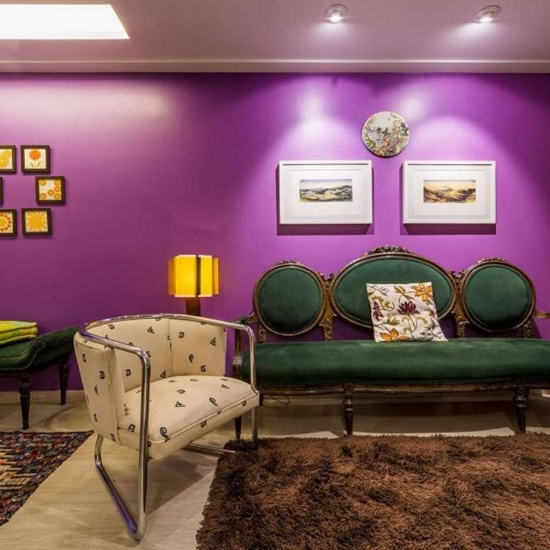 70. Sala vintage colorida com poltrona estampada &ndash; Foto Enzo Sobocinski