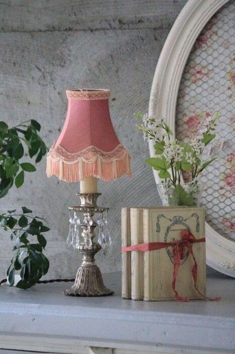 43. Decoração vintage com abajur antigo cor de rosa – Foto Warmed By Love